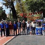 Kocaeli Büyükşehir'den Zabıta Haftası'na Özel Etkinlik: İzmit'te Esnafa Ve Vatandaşa Çiçek Jesti!