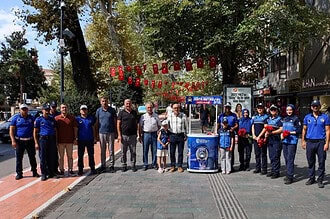 Kocaeli Büyükşehir'den Zabıta Haftası'na Özel Etkinlik: İzmit'te Esnafa Ve Vatandaşa Çiçek Jesti!