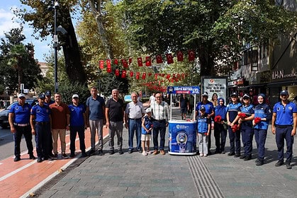 Kocaeli Büyükşehir'den Zabıta Haftası'na Özel Etkinlik: İzmit'te Esnafa Ve Vatandaşa Çiçek Jesti!