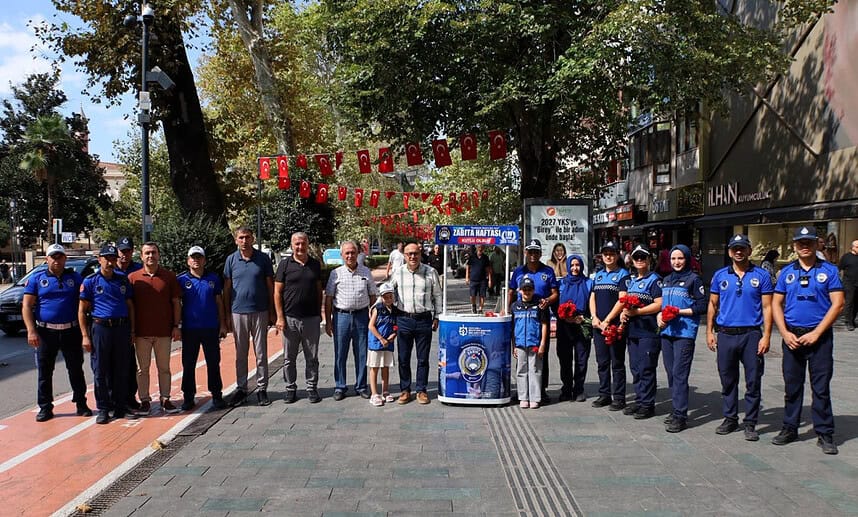 Kocaeli Büyükşehir'den Zabıta Haftası'na Özel Etkinlik: İzmit'te Esnafa Ve Vatandaşa Çiçek Jesti!