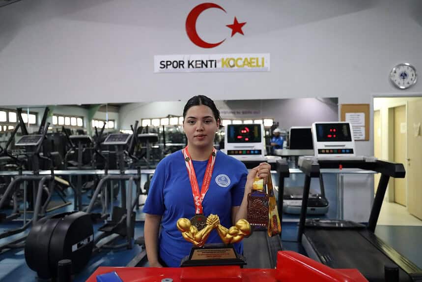 "Baba Bak Tek Kolla da Yapılıyormuş" Dedi, Avrupa Üçüncüsü Oldu!