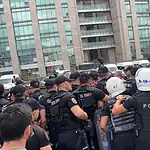 Adliye Önünde Toplanan LGBT'liler Arbede Çıkarınca Gözaltına Alındı