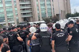 Adliye Önünde Toplanan LGBT'liler Arbede Çıkarınca Gözaltına Alındı