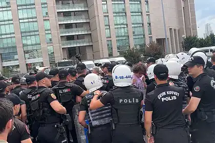 Adliye Önünde Toplanan LGBT'liler Arbede Çıkarınca Gözaltına Alındı