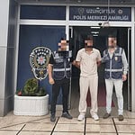 Kartepe’de Polis Baskını! 25 Yıl Kesinleşmiş Cezası Olan Firari Cinayet Hükümlüsü Yakalandı!