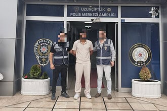 Kartepe’de Polis Baskını! 25 Yıl Kesinleşmiş Cezası Olan Firari Cinayet Hükümlüsü Yakalandı!