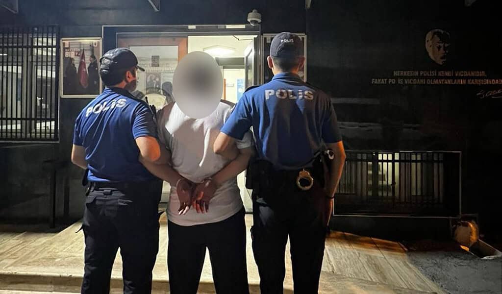 Kocaeli'de Emniyetten Eş Zamanlı Operasyon: 5 Yıl Hapis Cezası Bulunan M.T. Yakalandı!