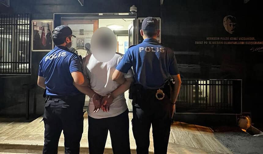 Kocaeli'de Emniyetten Eş Zamanlı Operasyon: 5 Yıl Hapis Cezası Bulunan M.T. Yakalandı!