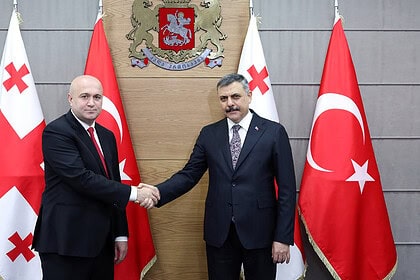 Bakan Çiftçi Gürcistan'da Şehit Polisler İçin Anıta Çelenk Bıraktı