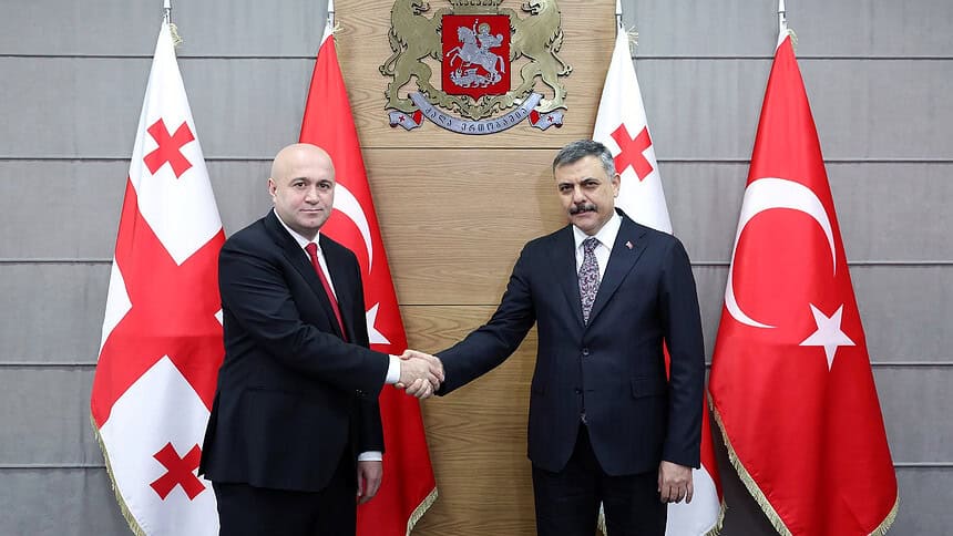Bakan Çiftçi Gürcistan'da Şehit Polisler İçin Anıta Çelenk Bıraktı