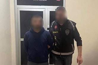 İzmit’te Bilişim Dolandırıcılığı Operasyonu: 4 Yıl Hapis Cezası Bulunan M.A.K. Yakalandı!