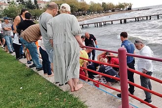 Karamürsel Altınkemer'de Can Pazarı: Tartışma Sonrası Denize Atlayan Kadını Cankurtaranlar Kurtardı!