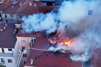 Darıca'da Çatı Yangını: Alev Alev Yanan Bina Dron İle Görüntülendi!
