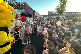 Çayırova'da Çocuklar Yaza Tahta Bacak Gösterisiyle Veda Etti