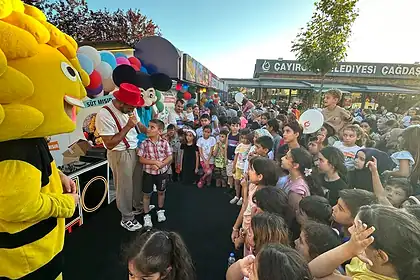 Çayırova'da Çocuklar Yaza Tahta Bacak Gösterisiyle Veda Etti
