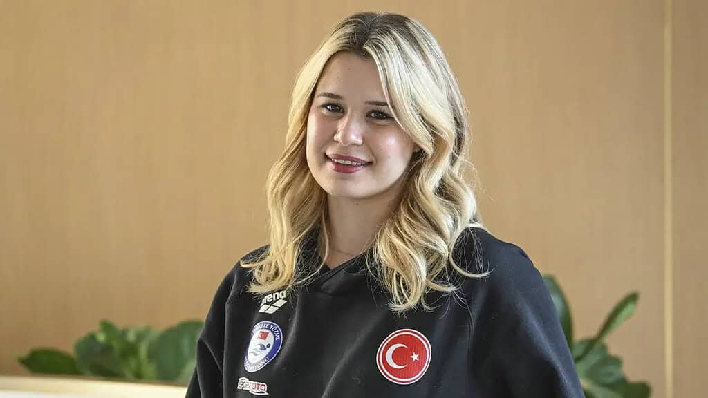 Kocaeli’de Avrupa Şampiyonluğu Coşkusu: Milli Yüzücü Defne Kurt Altın Madalya Kazandı!