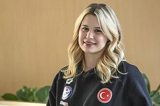 Kocaeli'de Avrupa Şampiyonluğu Coşkusu: Milli Yüzücü Defne Kurt Altın Madalya Kazandı!