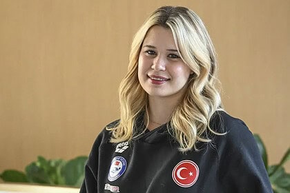 Kocaeli'de Avrupa Şampiyonluğu Coşkusu: Milli Yüzücü Defne Kurt Altın Madalya Kazandı!