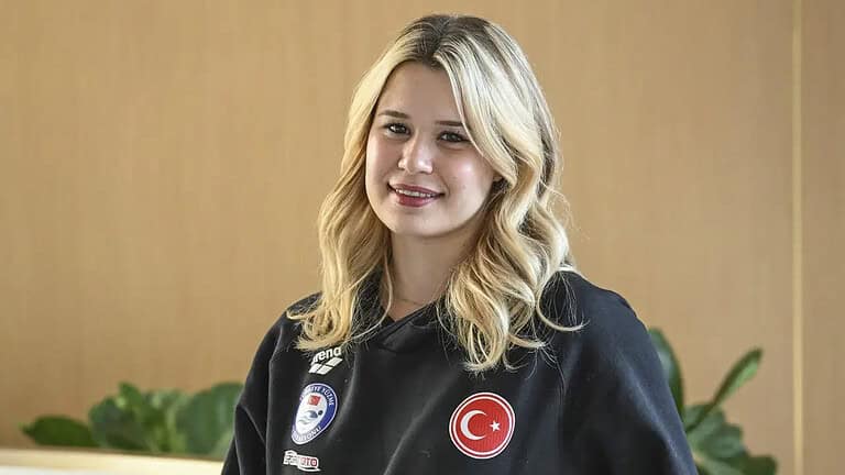 Kocaeli’de Avrupa Şampiyonluğu Coşkusu: Milli Yüzücü Defne Kurt Altın Madalya Kazandı!