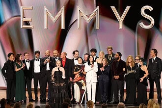 2026 Emmy Ödülleri Sahiplerini Buldu: Widow's Bay 14 Ödülle Gecenin Yıldızı Oldu!