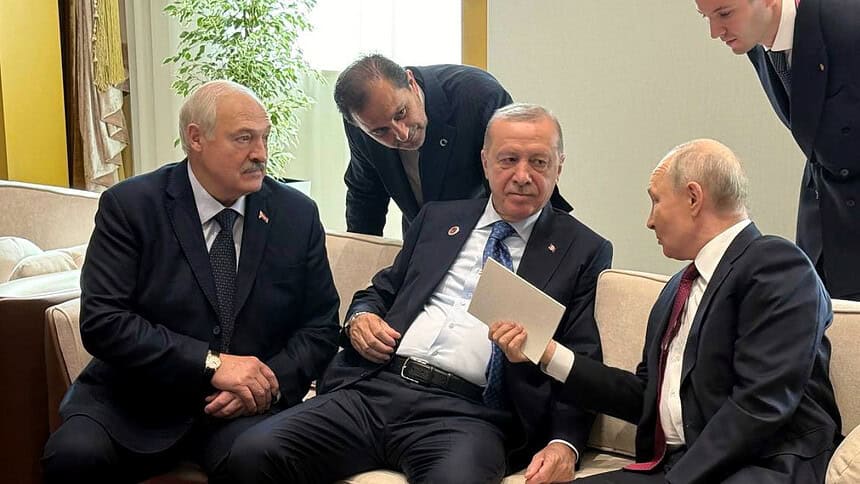 Erdoğan, Bişkek'te Putin ve Lukaşenko ile Samimi Görüşme Yaptı