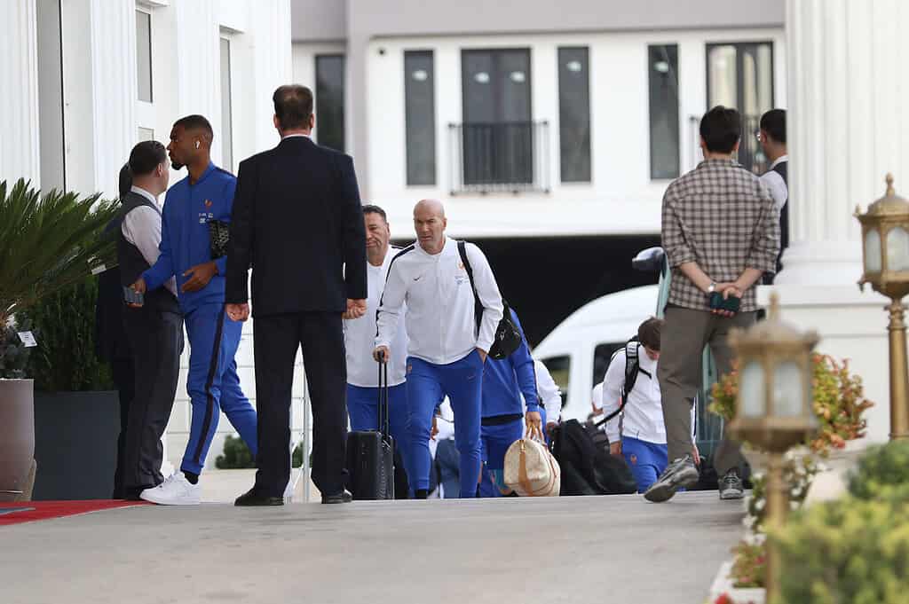 Zidane ve Fransa Kocaeli'de: Otel Önünde Futbolseverler Nöbet Tuttu!