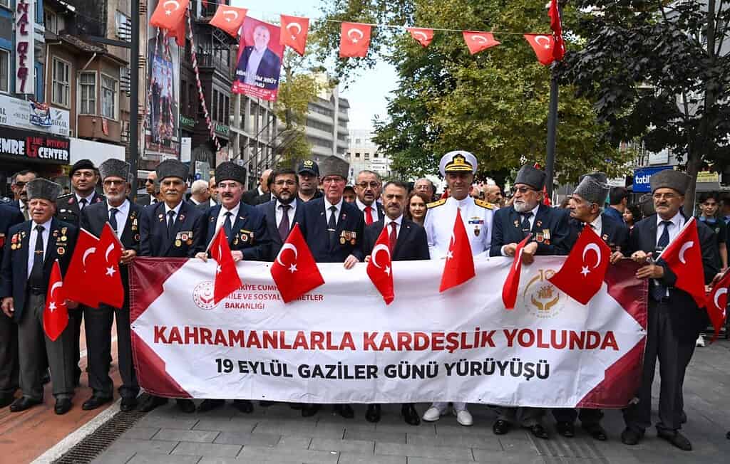 Kocaeli'de 19 Eylül Gaziler Günü Coşkusu: İzmit'te Protokol Ve Gaziler Omuz Omuza Yürüdü!