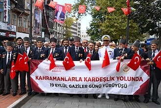 Kocaeli'de 19 Eylül Gaziler Günü Coşkusu: İzmit'te Protokol Ve Gaziler Omuz Omuza Yürüdü!
