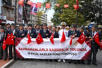 Kocaeli'de 19 Eylül Gaziler Günü Coşkusu: İzmit'te Protokol Ve Gaziler Omuz Omuza Yürüdü!