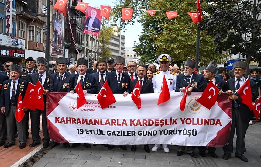Kocaeli'de 19 Eylül Gaziler Günü Coşkusu: İzmit'te Protokol Ve Gaziler Omuz Omuza Yürüdü!