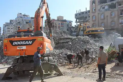 Gazze'de Çöken Binanın Enkazından 45 Kişi Sağ Çıkarıldı