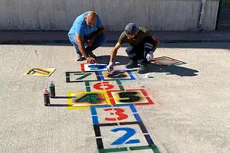 Gölcük'te Okul Bahçeleri Yenilendi: Seksek Çizimleri Tazelendi