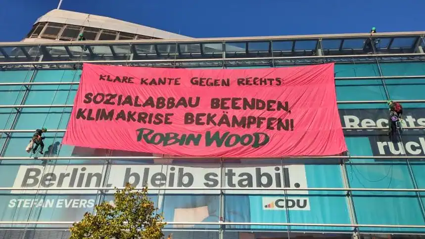 İklim Aktivistleri CDU Çatısına Çıktı: "Sağcılara Karşı Net Duruş"