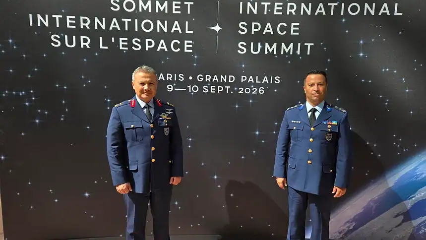 İlk Türk Astronot Gezeravcı Paris'teki Uzay Zirvesi'nde Türkiye'yi Temsil Etti