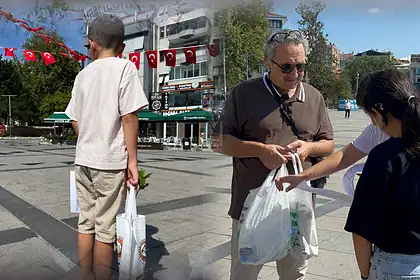 İzmit'te Çocuklar İklim İçin Soru Sordu: Vatandaşa Fidan Dağıtıldı