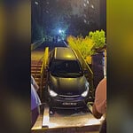 İzmit'te Navigasyon Otomobili Merdivenlere Soktu: Metrelerce Aşağı İndi
