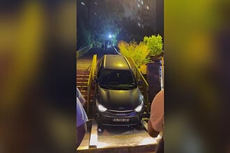 İzmit'te Navigasyon Otomobili Merdivenlere Soktu: Metrelerce Aşağı İndi