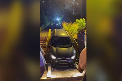 İzmit'te Navigasyon Otomobili Merdivenlere Soktu: Metrelerce Aşağı İndi
