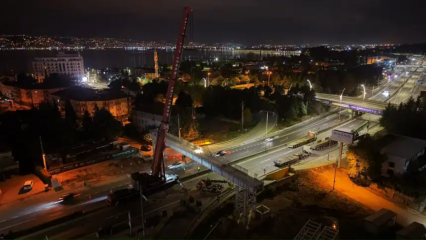 Karşıyaka Kavşağı'nda 80 Tonluk Dev Tabliye Tek Seferde Yerine Kondu