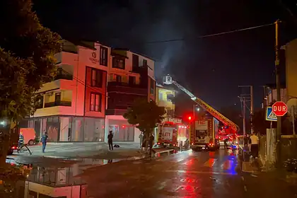 Kartepe'de Çardakta Başlayan Yangın 3 Katlı Binaya Sıçradı: 1 Yaralı