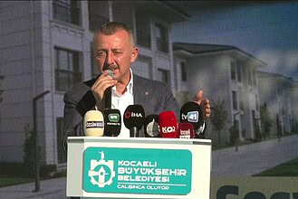 Kartepe Evleri Teslim Töreni Yapıldı: Başkan Büyükakın Konuşma Sonrası Anahtarları Teslim Etti!