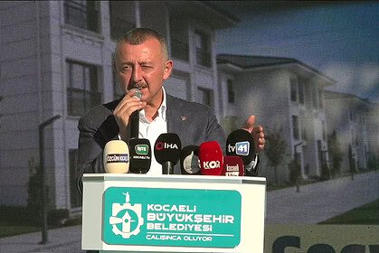 Kartepe Evleri Teslim Töreni Yapıldı: Başkan Büyükakın Konuşma Sonrası Anahtarları Teslim Etti!