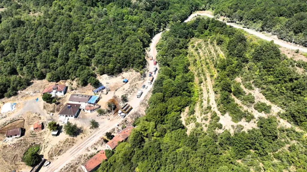 Körfez’de Asri Mezarlık Yolu Yenileniyor: Eski Asfalt Sökülüyor