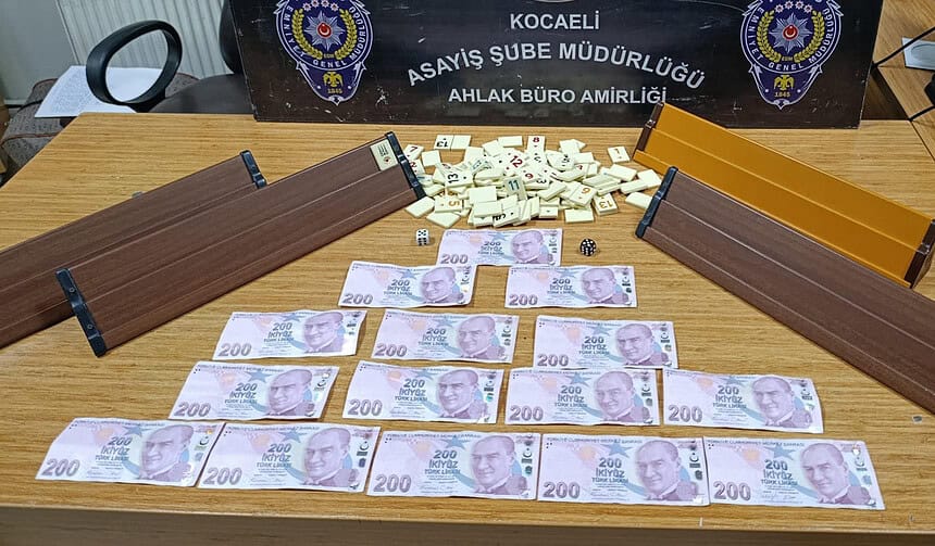 Gölcük'te Kahvehaneye Kumar Baskını: 4 Kişiye 46 Bin TL Ceza Kesildi!