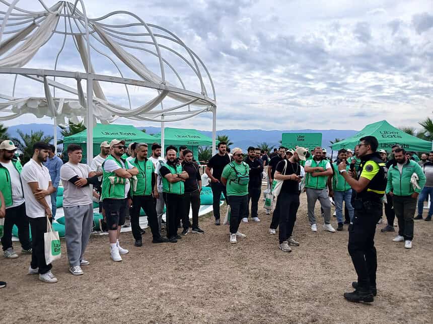 Kocaeli Emniyeti’nden Motorlu Kuryelere Dev Hizmet: 258 Kuryeye Güvenli Sürüş Eğitimi!