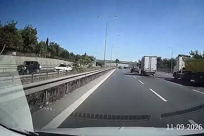 Kocaeli Çayırova D-100’de Kamyonet Sürücüsü Araçların Arasında Böyle Makas Attı!