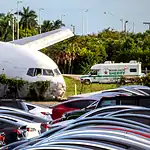 Miami'de Kargo Uçağı Pistten Çıkıp Araçlara Çarptı: 5 Ölü