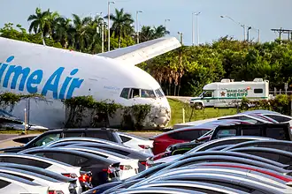 Miami'de Kargo Uçağı Pistten Çıkıp Araçlara Çarptı: 5 Ölü