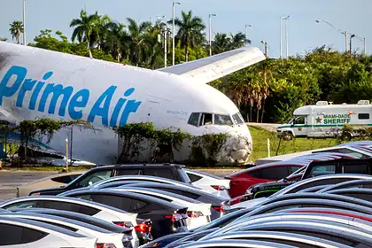 Miami'de Kargo Uçağı Pistten Çıkıp Araçlara Çarptı: 5 Ölü
