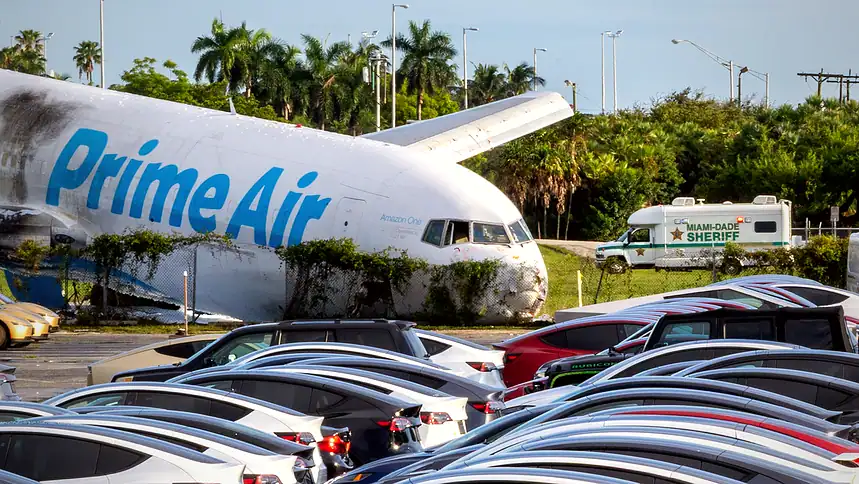 Miami'de Kargo Uçağı Pistten Çıkıp Araçlara Çarptı: 5 Ölü